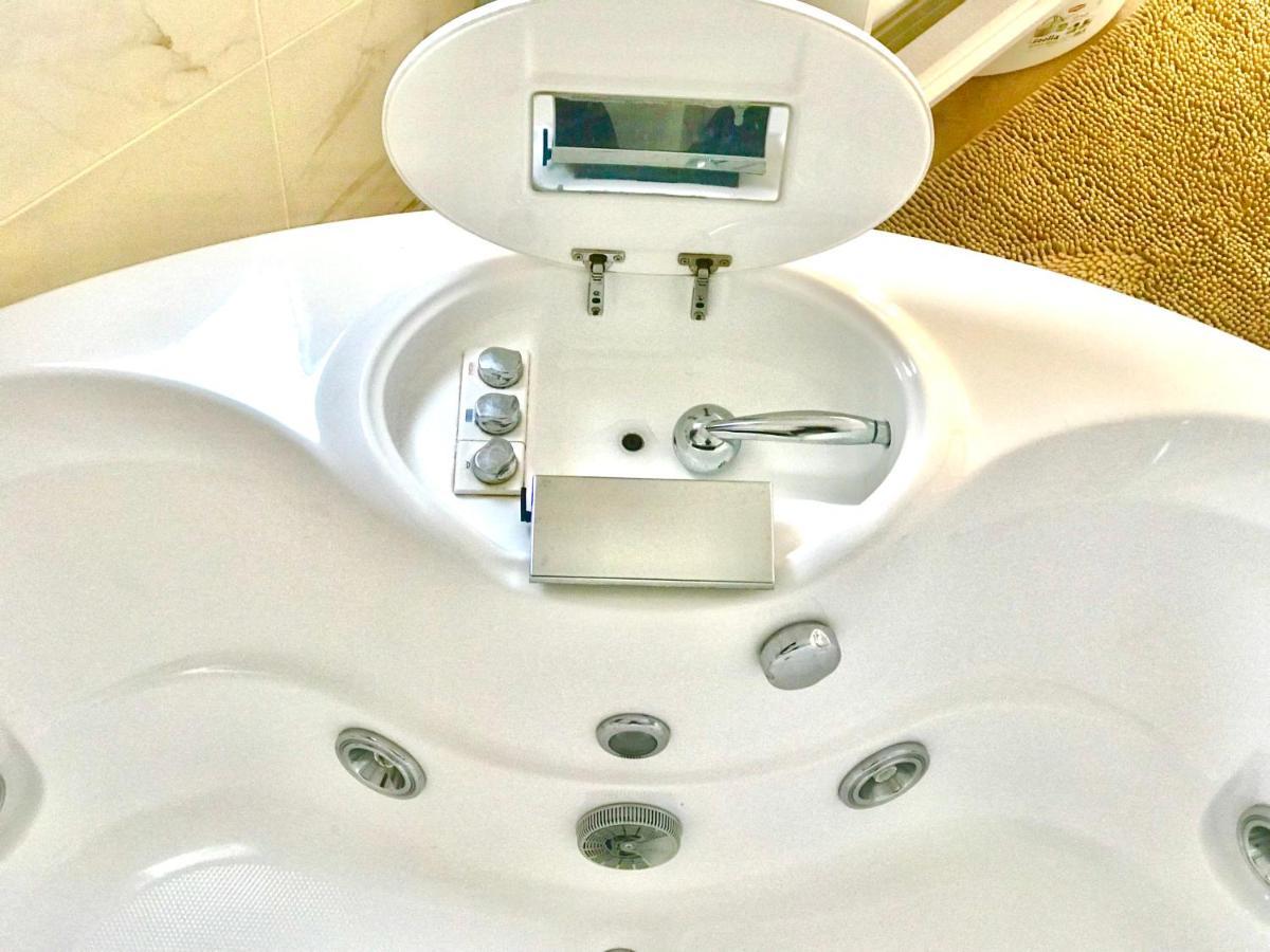 Stanza E Bagno Privato, Idromassaggio Con Extra Fee, In Appartamento 费拉拉 外观 照片