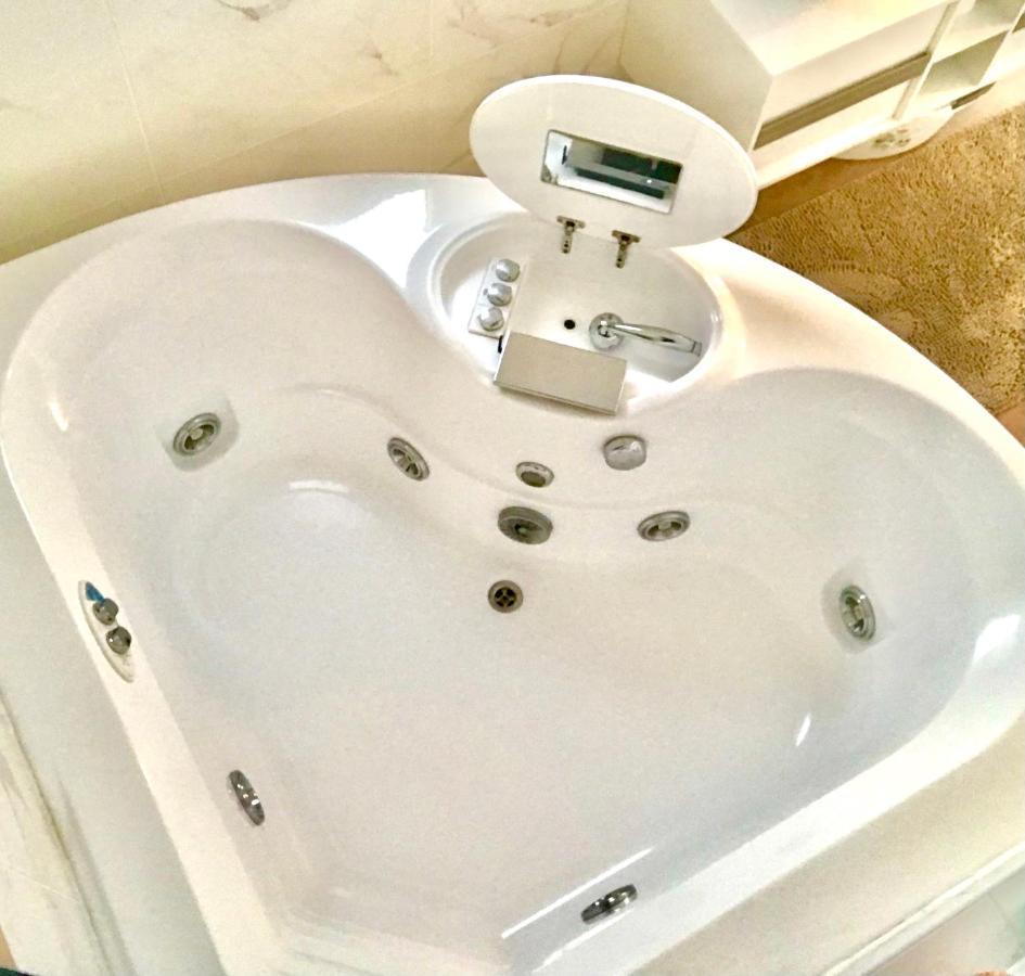 Stanza E Bagno Privato, Idromassaggio Con Extra Fee, In Appartamento 费拉拉 外观 照片